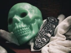 Magnum 01SC519 Dia De Los Muertos Klinge Aus 440A -Outdoor Ausrüstungs Geschäft 1704657c9f514c79928f8bb0c13cb5a9