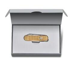 Victorinox 0.6221.408G Classic SD Precious Alox, Brass Gold -Outdoor Ausrüstungs Geschäft d3c75ba992137f28292318ec17d598f8